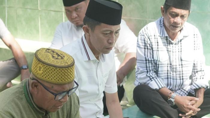 Bupati Iskandar Kamaru ziarah ke makam Herson Mayulu