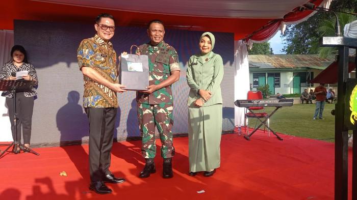 FOTO BERSAMA - Bupati Kabupaten Minahasa Utara (Minut) Joune Ganda diabadikan ketika hadiri pisah sambut Komandan Kodim 1310 Bitung di Makodim Kelurahan Madidir Weru Kecamatan Madidir Bitung.