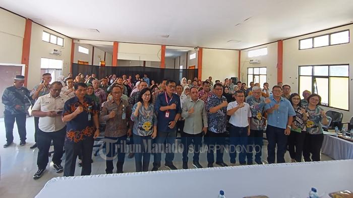 Bupati Kabupaten Bolaang Mongondow Yusra Alhabsyi melakukan foto bersama sosialisasi