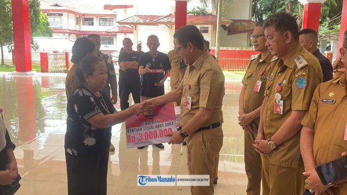 SANTUNAN DUKA - Bupati Kabupaten Minahasa Utara Dr Joune Ganda didampingi Kadis Sosial Arnold Wolajan menyerahkan program bantuan sosial dana duka ke ahli waris, Senin (28/4/2026) di Pendopo Kantor Bupati Minut Kelurahan Airmadidi Atas Kecamatan Airmadidi.