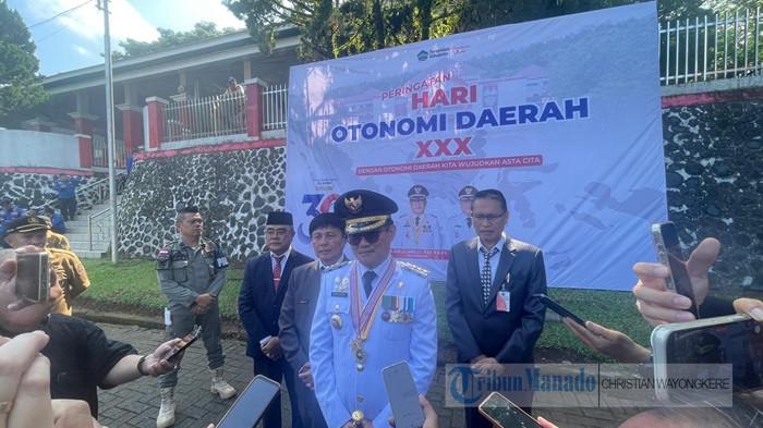 PEMKAB MINUT - Bupati Kabupaten Minahasa Utara (Minut) Dr Joune Ganda diwawancarai tim TribunManado.co.id seusai upacara Peringatan Hari Otonomi Daerah ke XXX di lapangan upacara kantor Bupati Minut Kelurahan Airmadidi Atas, Kecamatan Airmadidi, Minut, Senin (27/4/2026). Tahapan Pemilihan Hukum Tua (Pilhut) di Minahasa Utara tengah dipersiapkan Pemkab. Pelaksanaannya ditargetkan pada November 2026.