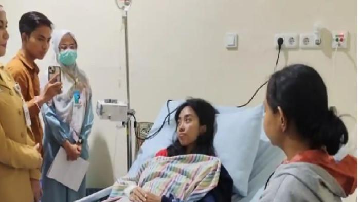 TAK MAKAN 28 HARI - Bupati Kendal, Dyah Kartika Permanasari menjenguk kedua anak Setianingsih yang terkulai lemas di RSI Boja Kendal, Senin (3/11/2025). Setianingsih sebelumnya ditemukan meninggal pada 1 November dengan kondisi jenazah yang sudah membusuk. Sementara anaknya hanya minum air rebusan sumur.