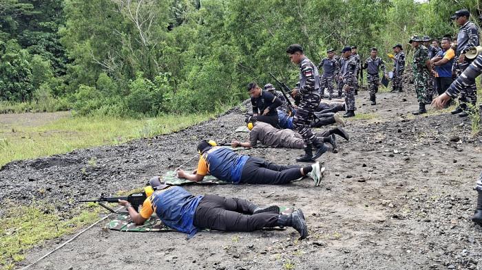 LATIHAN MENEMBAK - Bupati Kepulauan Sangihe Michael Thungari bersama Wakil Bupati Tendris Bulahari dan unsur Forum Koordinasi Pimpinan Daerah (Forkopimda) mengikuti latihan menembak yang digelar oleh Lanal Tahuna, Rabu (12/11/2025).