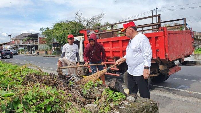 Bupati Minahasa Robby Dondokambey Turun ke Jalan Bersihkan Sampah di Sejumlah Titik Tondano