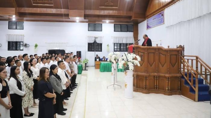 PELANTIKAN - Bupati Minahasa Tenggara (Mitra) Ronald Kandoli dilantik sebagai Ketua Umum Panitia Pelaksana Perkemahan Karya Pemuda (PKP) Komisi Pelayanan Pemuda Sinode GMIM tahun 2026. Pelantikan oleh Ketua BPMS GMIM, Pendeta Adolf K. Wenas di Gereja GMIM Syaloom Toundanow, Wilayah Tombatu Barat, Minggu 18 Januari 2026.