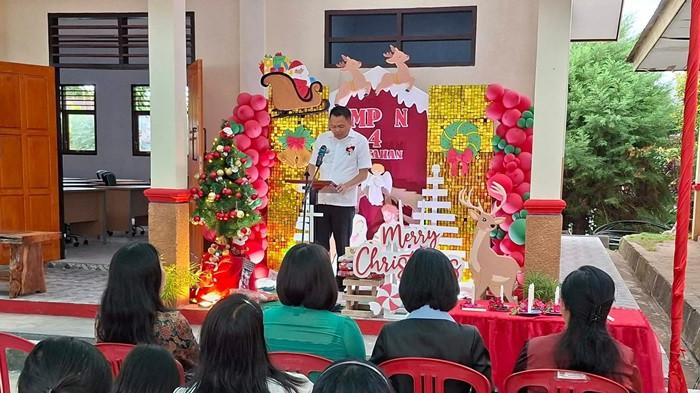 RESMIKAN - Bupati Minahasa Tenggara (Mitra) Ronald Kandoli, menghadiri ibadah Pra Natal dan meresmikan gedung laboratorium komputer SMP Negeri 4 Ratahan, Kamis 11 Desember 2025. Acara ini juga dirangkaikan dengan ibadah menyambut Natal Yesus Kristus yang dipimpin oleh Pendeta Seska Silvana Tulangow.