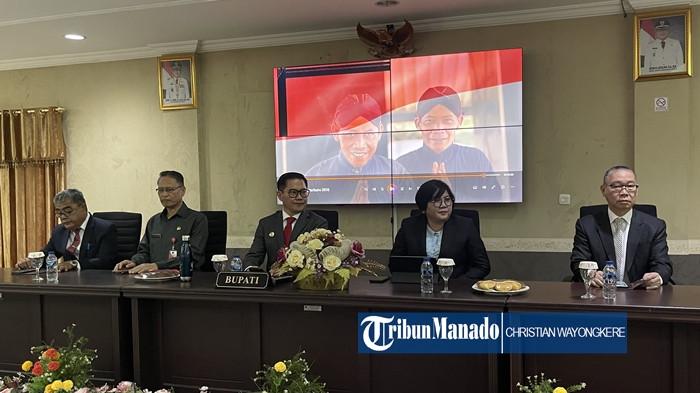 PEMKAB MINUT - Bupati Minahasa Utara Joune Ganda (tengah) dalam Rapat Koordinasi dan Evaluasi (Rakorev) Pengendalian Rencana Kerja Pemerintah Daerah tahun 2025 sampai dengan triwulan III di Aula Bappeda Minut, Senin (10/11/2025). Dana transfer pusat ke daerah Kabupaten Minut sebesar Rp 184 miliar pada tahun 2026 akan dipangkas.