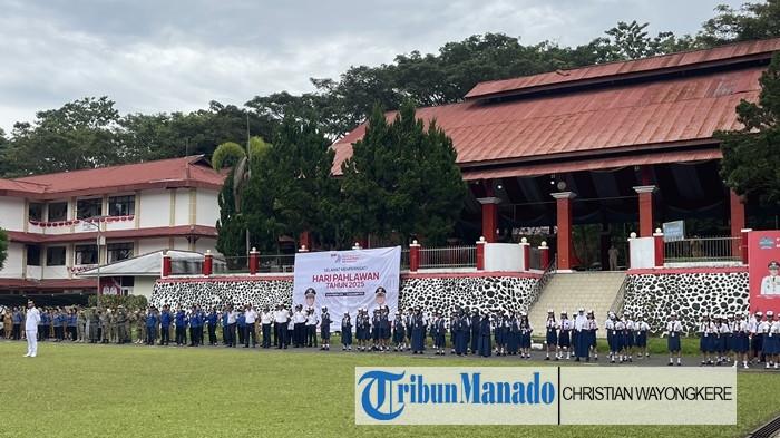UPACARA - Bupati Minahasa Utara Joune Ganda menyayangkan sikap tak Disiplin dari para pelajar SMP ketika mengikuti upacara Hari Pahlawan di lapangan kantor Bupati Minut, Kelurahan Airmadidi Atas, Kecamatan Airmadidi, Kabupaten Minut, Provinsi Sulawesi Utara (Sulut), Senin (10/11/2025).