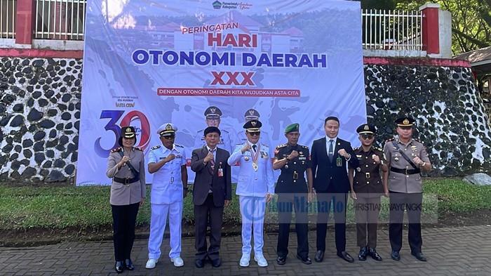 Bupati Minahasa Utara (Minut) Dr Joune Ganda menjadi inspektur upacara zdshd