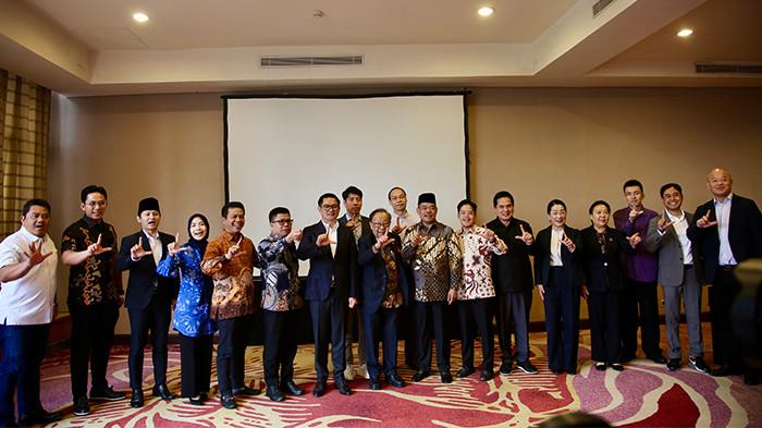 Bupati Minut Joune Ganda diabadikan dalam pertemuan dengan delegasi tingkat tinggi Tiongkok. Foto 2
