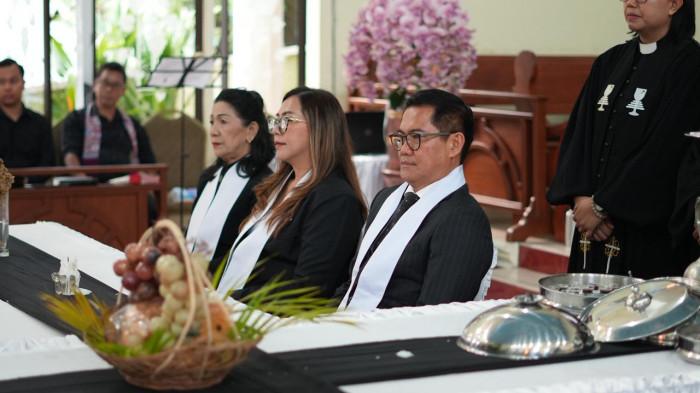 PERJAMUAN - Bupati Minut Pnt Dr Joune Ganda melaksanakan tugas pelayanan di ibadah perjamuan kudus jumat agung jemaat GMIM Immanuel Kaima.