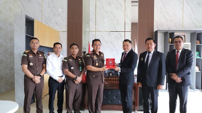 PEMKAB MITRA - Bupati Mitra Ronald Kandoli (ketiga kanan) menerima kunjungan Kepala Kajari Minsel Albertus Roni Santoso (keempat kiri) pada Senin 10 November 2025. Pertemuan diadakan di kantor Bupati Mitra terletak di Jalan Soekarno, Desa Lowu Utara, Kecamatan Ratahan, Kabupaten Mitra, Provinsi Sulawesi Utara (Sulut).