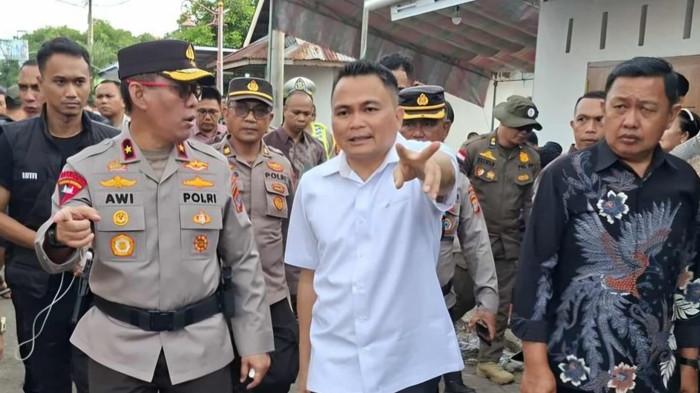 BENTROK DI MITRA - Bupati Mitra Ronald Kandoli turun langsung ke lokasi bentrok di Desa Watuliney, Kecamatan Belang, Minggu 30 November 2025. Ia berharap pelaku ditindak tegas aparat kepolisian.