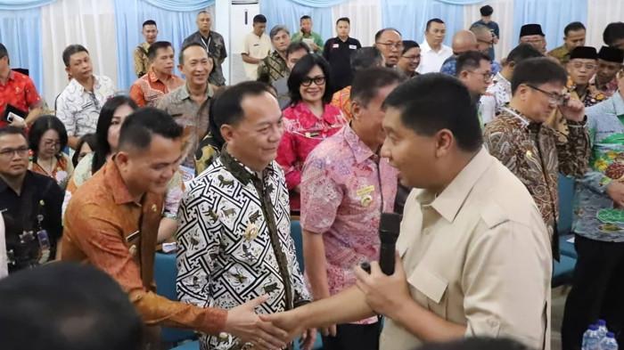 Bupati Ronald Kandoli berjabat tangan dengan Menteri Maruarar Sirait