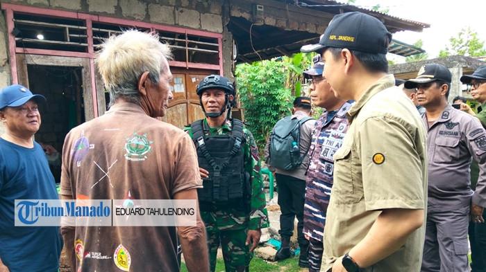 PEMKAB SANGIHE - Bupati Kabupaten Kepulauan Sangihe Michael Thungari bersama Wakil Bupati Tendris Bulahari meninjau langsung sejumlah rumah warga yang alami kerusakan akibat gempa di Kampung Kawio, Kecamatan Marore, Sangihe, Sulut, Kamis (11/6/2026) pagi.