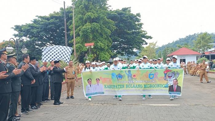 LEPAS: Bupati Bolaang Mongondow (Bolmong), Sulawesi Utara (Sulut) Yusra Alhabsyi melepas atlet 2 cabang olahraga (Cabor) di ajang Pekan Olahraga Provinsi (Porprov) XII Tahun 2025, Senin (10/11/2025). Kedua cabor ini yakni sepak bola dan voli.