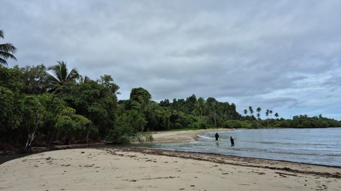 Pantai Ponii yang ada di kecamatan Bolaang Uki, Kabupaten Bolsel, Sulawesi Utara. Pantai ini merupakan salah satu rekomendasi tempat camping yang wajib dikunjungi.