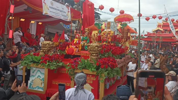 CAP GO MEH - Cap Go Meh di Manado, Sulawesi Utara, meniupkan harapan akan harmoni serta kembalinya keselarasan hidup. Cap Go Meh Manado digelar di kampung Cina Manado, Sulut, Selasa (3/3/2026). 
