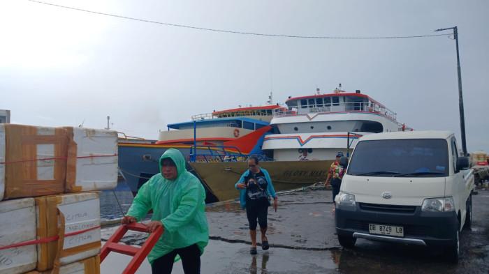 CUACA - Ilustrasi cuaca hujan di Pelabuhan Manado, Sulawesi Utara. BMKG prediksi hujan lebat masih berpotensi terjadi di Sulut pekan depan.