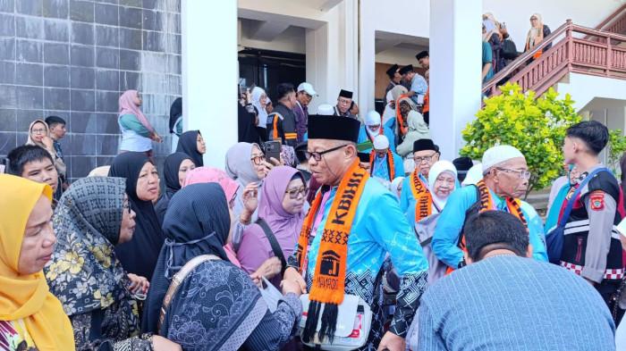 CALON HAJI - Calon haji Manado dilepas Pemerintah Kota Manado, keluarga dan kerabat di kantor wali kota, Jumat 1 Mei 2026. Haru biru tersaji ketika jemaah menuruni tangga kantor wali kota hendak menuju bus yang akan ditumpangi ke asrama haji.