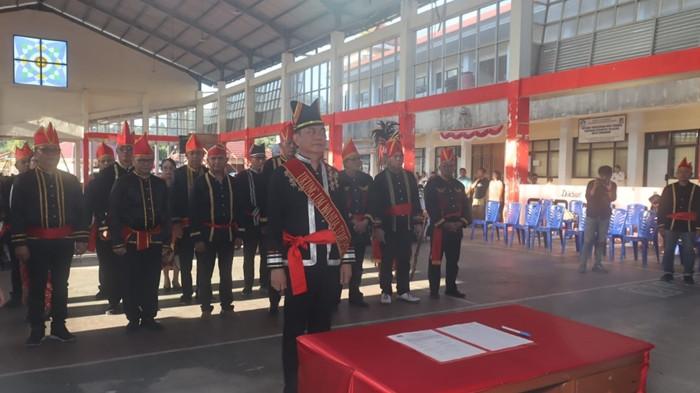 PELANTIKAN - Wali Kota Tomohon Caroll Senduk dilantik sebagai Ukung Um Wanua Toumuung atau Ketua Umum Majelis Kebudayaan Minahasa (MKM) Kota Tomohon, Sulawesi Utara (Sulut) periode 2025–2030, di Anugerah Hall Tomohon, Kelurahan Paslaten Satu, Kecamatan Tomohon Timur, Kota Tomohon, Sulut, Jumat (7/11/2025).  ‎Caroll Senduk dilantik oleh Bupati Minahasa selaku Ex Officio Ketua Umum MKM Minahasa (Ukung Um Wanua Minahasa), Dr. Robby Dondokambey.