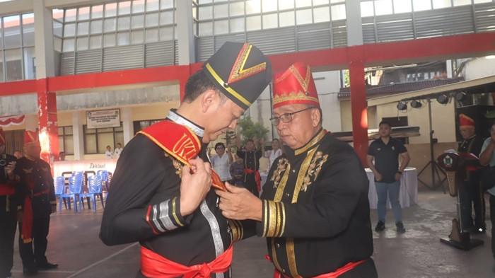 PELANTIKAN - Wali Kota Tomohon Caroll Senduk dilantik sebagai Ukung Um Wanua Toumuung atau Ketua Umum Majelis Kebudayaan Minahasa (MKM) Kota Tomohon, Sulawesi Utara (Sulut) periode 2025–2030, di Anugerah Hall Tomohon, Kelurahan Paslaten Satu, Kecamatan Tomohon Timur, Kota Tomohon, Sulut, Jumat (7/11/2025).  ‎Caroll Senduk dilantik oleh Bupati Minahasa selaku Ex Officio Ketua Umum MKM Minahasa (Ukung Um Wanua Minahasa), Dr. Robby Dondokambey.