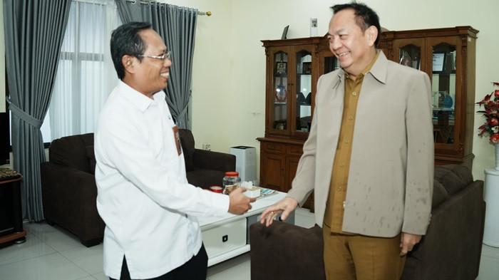 KOLABORASI - Wali Kota Tomohon, Caroll Senduk melakukan audiensi dengan Kepala Perwakilan BPKP Provinsi Sulawesi Utara, Heru Setiawan, pada Senin (7/10/2025). Pertemuan berlangsung di Kantor Perwakilan BPKP Sulawesi Utara.