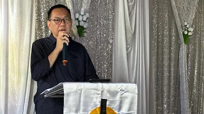 MELAYAT - Wali Kota Tomohon Caroll Senduk melayat ke rumah duka atas meninggalnya Sekretaris Kecamatan (Sekcam) Tomohon Utara Robert Undap, di Kelurahan Kinilow, Tomohon Utara, Kota Tomohon, Sulut, Sabtu (8/11/2025). Pada kesempatan itu, Caroll Senduk menyampaikan sambutan duka.