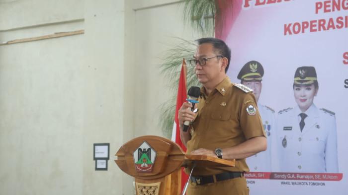 LANTIK - Wali Kota Tomohon Caroll J. A. Senduk resmi mengukuhkan dan melantik 393 pengurus serta pengawas Koperasi Kelurahan Merah Putih (KKMP) se-Kota Tomohon. Kegiatan berlangsung di GOR Babe Palar, Selasa (4/11/2025), dihadiri Wakil Wali Kota Sendy G.A. Rumajar.