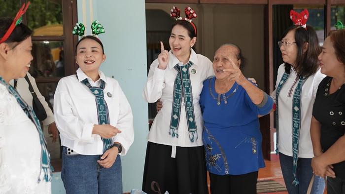 ANJANGSANA - Ketua TP-PKK Kabupaten Kepulauan Sangihe, Ny. Cherry Thungari-Soeyoenus, merayakan Natal dan Hari Ibu Tahun 2025, melalui kegiatan sosial di sejumlah lokasi, pada Sabtu (20/12/2025). Kegiatan dimulai di Panti Asuhan Lohoraung, Tona II, Kecamatan Tahuna Timur, Sangihe, Sulut tempat TP-PKK menyerahkan diakonia kepada anak-anak serta para pengasuh.