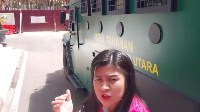 DIPERIKSA - Chyntia Kalangit memberikan pernyataan saat sebelum dan sesudah diperiksa penyidik Kejati Sulut terkait Korupsi Dana Bencana Sitaro di Kantor Kejaksaan Tinggi pada Rabu (13/5/2026).