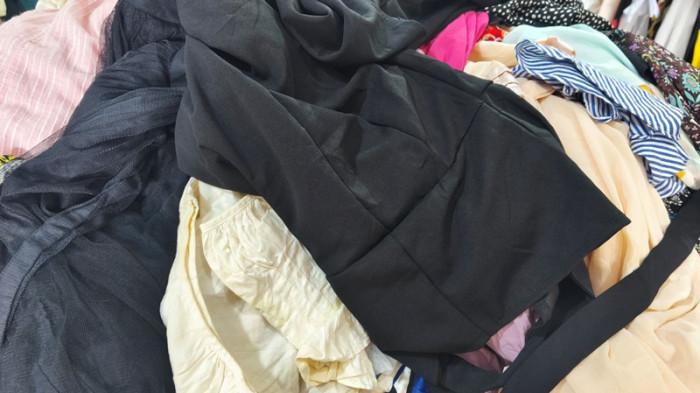 DAGANGAN BAJU BEKAS - Pelarangan impor baju bekas oleh Menteri Keuangan Purbaya Yudhi Sadewa, menimbulkan kekhawatiran di kalangan pedagang, termasuk mereka yang berjualan di Pasar 45 Manado, Sulawesi Utara. Beberapa pedagang saat ditemui, Kamis (13/11/2025) mengaku keberatan dengan aturan Menteri Keuangan itu.