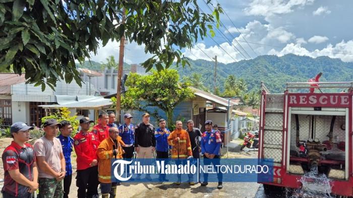 DAMKAR - Mobil pemadam kebakaran (Damkar) milik Pemkot Kotamobagu dikerahkan untuk memadamkan api saat kebakaran di Desa Purworejo, Kecamatan Modayag, Kabupaten Bolaang Mongondow Timur (Boltim), Sulawesi Utara, Kamis 20 November 2025. Kehadiran mobil damkar ini disambut masyarakat karena sebagian rumah milik Sam Matfiqih sudah terbakar.