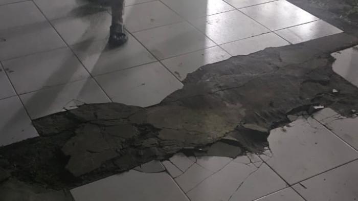 DAMPAK GEMPA - Lantai retak menjadi salah satu dampak gempa Magnitudo 7,1 di Melonguane, Kabupaten Kepulauan Talaud, Sulawesi Utara, Sabtu (10/1/2026). Warga panik saat kejadian tersebut.