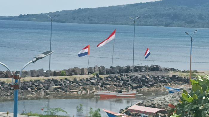 DEMAM BOLA - Warga menampilkan rupa-rupa ekspresi dalam memasang bendera, mulai dari yang patriotik dengan tetap mengutamakan Merah Putih di atas bendera negara asing (seperti di Sindulang dan Bengkol), hingga pemasangan yang nyeleneh dan lucu di wilayah Singkil.