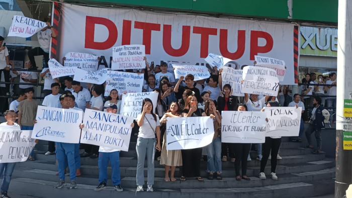 DEMO - Aksi damai para karyawan IT Centre Manado Selasa (2/6/2026).