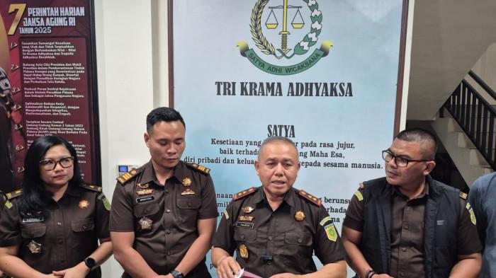 DITAHAN - Christ Mamangkey tersangka korupsi dana hibah KPU Boltim tahun 2021 akhirnya ditahan oleh Kejari Kotamobagu.Penahanan tersangka tersebut dilakukan pada Kamis 4 Juni 2026 malam.