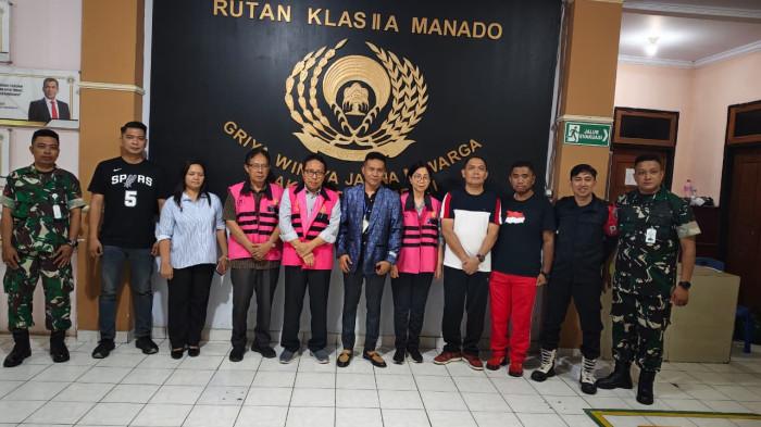 DITAHAN - Kejaksaan Tinggi (Kejati) Sulawesi Utara resmi menahan tiga orang tersangka terkait dugaan tindak pidana korupsi.Salah satu di antaranya adalah mantan Rektor Unsrat Manado, Ellen Kumaat.