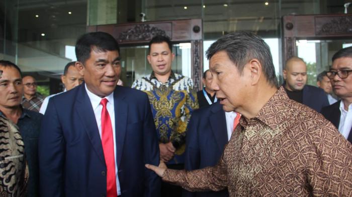 DPRD - Fakta menarik terungkap dalam rapat paripurna DPRD Provinsi Sulawesi Utara saat Panitia Khusus (Pansus) membahas Laporan Keterangan Pertanggungjawaban (LKPJ) Gubernur Tahun Anggaran 2025, Senin (13/4/2026). Dalam pembahasan tersebut, terungkap gaya kepemimpinan Gubernur Yulius Selvanus yang dinilai konsisten menerapkan efisiensi anggaran, bahkan dimulai dari dirinya sendiri.