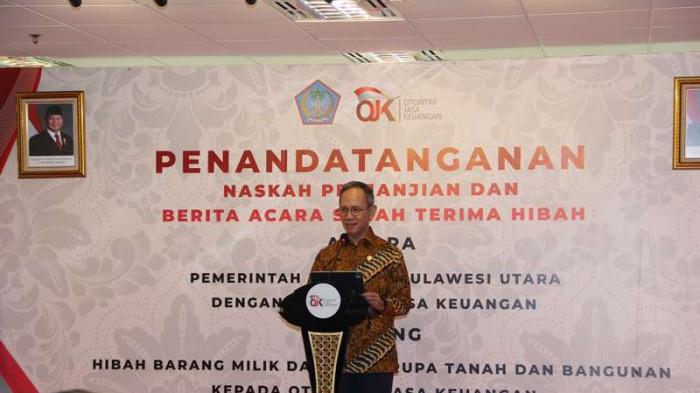 DUKUNGAN - Gubernur Sulawesi Utara, Yulius Selvanus Komaling (YSK), menandatangani Naskah Perjanjian Hibah Daerah (NPHD) dan Berita Acara Serah Terima (BAST) antara Pemerintah Provinsi Sulawesi Utara dan Otoritas Jasa Keuangan (OJK) dalam sebuah acara resmi yang digelar di Jakarta, Rabu (5/10/2025).