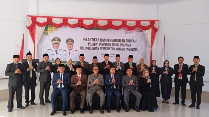 LANTIK - Pemkot Kotamobagu kembali melakukan penyegaran birokrasi. Wakil Wali Kota Kotamobagu Rendy Virgiawan Mangkat resmi melantik dan mengambil sumpah 19 pejabat pimpinan tinggi pratama (Eselon Dua) serta sejumlah posisi strategis lainnya.