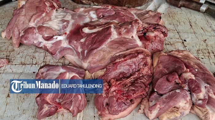 LAPAK DAGING BABI - Dagangan daging babi di Pasar Towo'e, Kabupaten Kepulauan Sangihe, Sulawesi Utara, Jumat (14/11/2025). Harga daging babi kiloan di Pasar Towo'e Tahuna mengalami penurunan cukup jauh, terbilang puluhan ribu.
