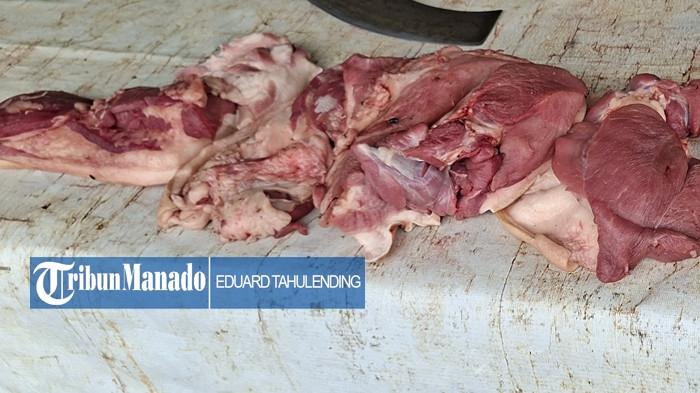 LAPAK DAGING BABI - Dagangan daging babi di Pasar Towo'e, Kabupaten Kepulauan Sangihe, Sulawesi Utara, Jumat (14/11/2025). Harga daging babi kiloan di Pasar Towo'e Tahuna mengalami penurunan cukup jauh, terbilang puluhan ribu.