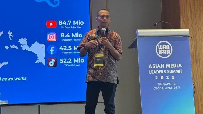 PEMBICARA - CEO Tribun Network Dahlan Dahi saat jadi pembicara pada WAN-INFRA AMLS di Singapura, Rabu (5/11/2025). Dahlan membeberkan strategi yang dilakukan Tribun Network menghadapi tantangan dan disrupsi.