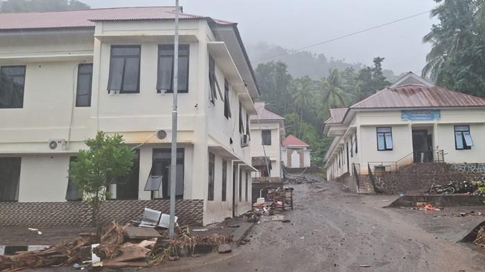 BANJIR BANDANG - Mapolres Sitaro, Kelurahan Paseng, Siau Barat, Sitaro, Sulawesi Utara, pasca bencana banjir bandang, Rabu (7/1/2026). Total ada 206 unit bangunan yang ikut terdampak banjir bandang di Siau, Kabupaten Sitaro, Provinsi Sulawesi Utara. Dari jumlah tersebut 30 rumah dilaporkan hilang terbawa banjir. 52 rumah rusak berat. 29 rumah rusak sedang dan 89 lainnya rusak ringan.