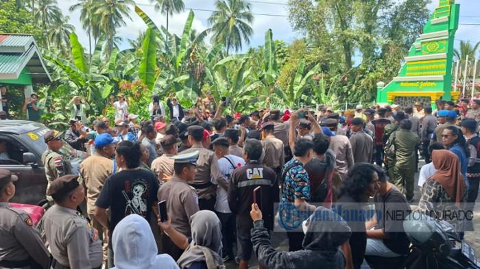 DEMO - Ratusan warga yang tergabung dalam ormas adat Laskar Bogani Indonesia (LBI) menggelar demo, Senin 9 Februari 2026 di perbatasan Bolmong-Minsel tepatnya di desa Mondatong, Kecamatan Poigar. Demo ini digelar untuk menuntut percepatan pembentukan Provinsi Bolaang Mongondow Raya