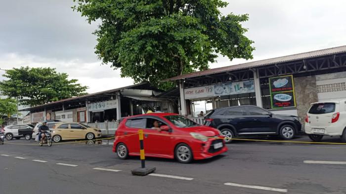 PELAKU USAHA - Deretan rumah makan di pusat bisnis Kawasan Megamas Manado. Pelaku usaha kuliner terdampak langsung kenaikan harga LPG non subsidi dan bahan-bahan pokok.