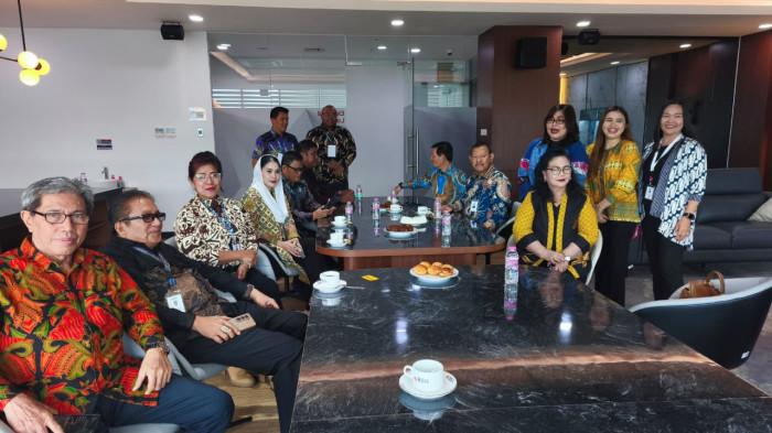 RUPS BSG - Di tengah pelaksanaan Rapat Umum Pemegang Saham (RUPS) BSG, Vicky Lumentut, mantan Wali Kota Manado, dan Rania Riris Ismail, menantu Gubernur Gorontalo, dikabarkan akan menempati posisi strategis, menandai kemungkinan penyegaran terbesar dalam beberapa tahun terakhir di bank milik pemerintah daerah Sulawesi Utara dan Gorontalo.