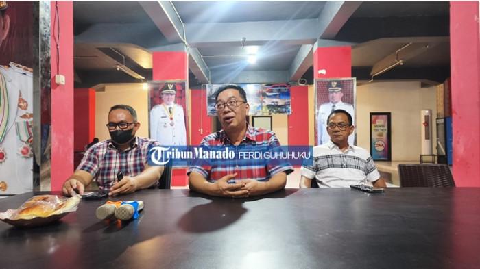 KLARIFIKASI - Direktur Utama (Dirut) Perumda Pasar Manado Lucky Senduk saat memberikan penjelasan terkait tuduhan seorang yang diduga pedagang di Pasar Bersehati Manado terhadap dirinya.