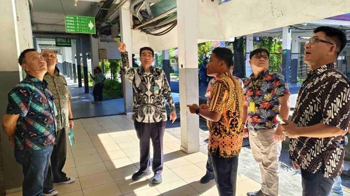 TINJAU - Direktur Utama RSUP Kandou, Prof. Dr. dr. Starry Rampengan meninjau kondisi lapangan guna memastikan kualitas sarana dan pelayanan kesehatan